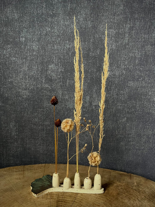 Keramiekhouder met droogbloemen