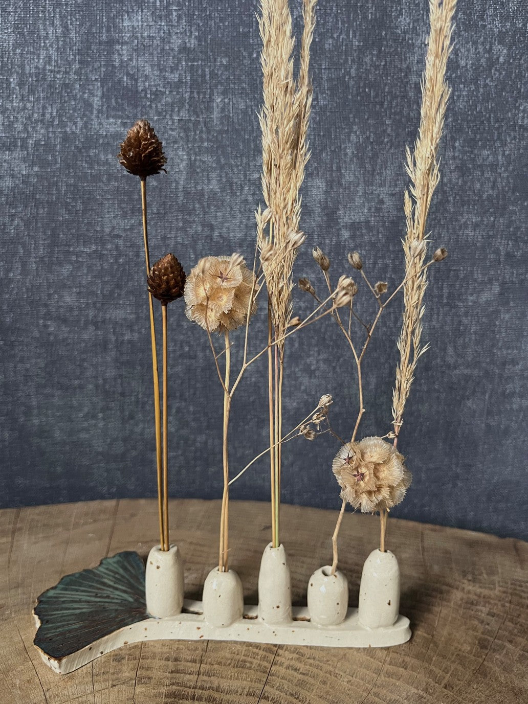 Keramiekhouder met droogbloemen