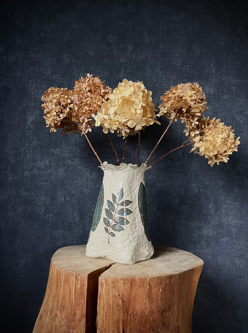 Vaas met bladafdrukken