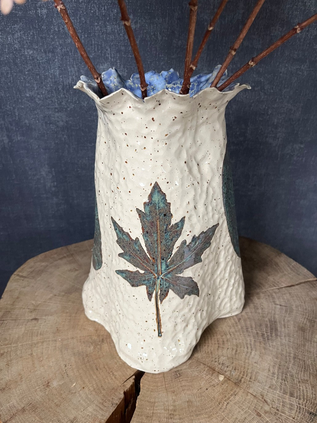 Vaas met bladafdrukken