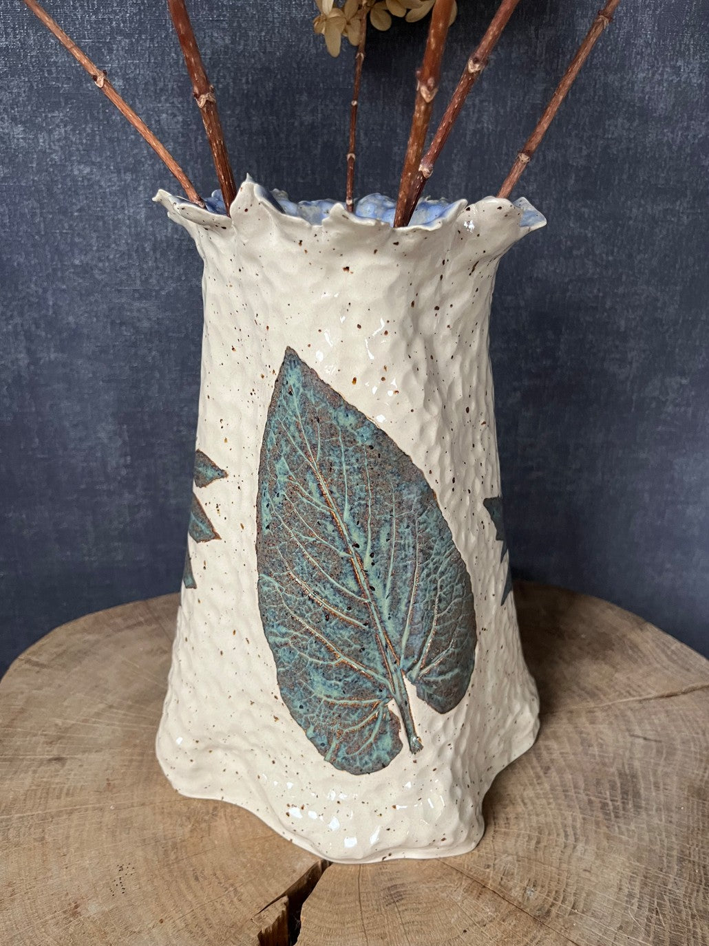 Vaas met bladafdrukken