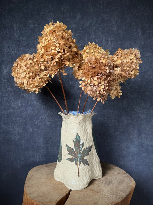 Vaas met bladafdrukken